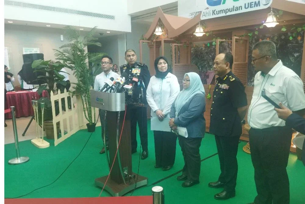 Nik Airina (empat kanan) semasa menghadiri sidang media di Persada PLUS di sini pada Khamis.