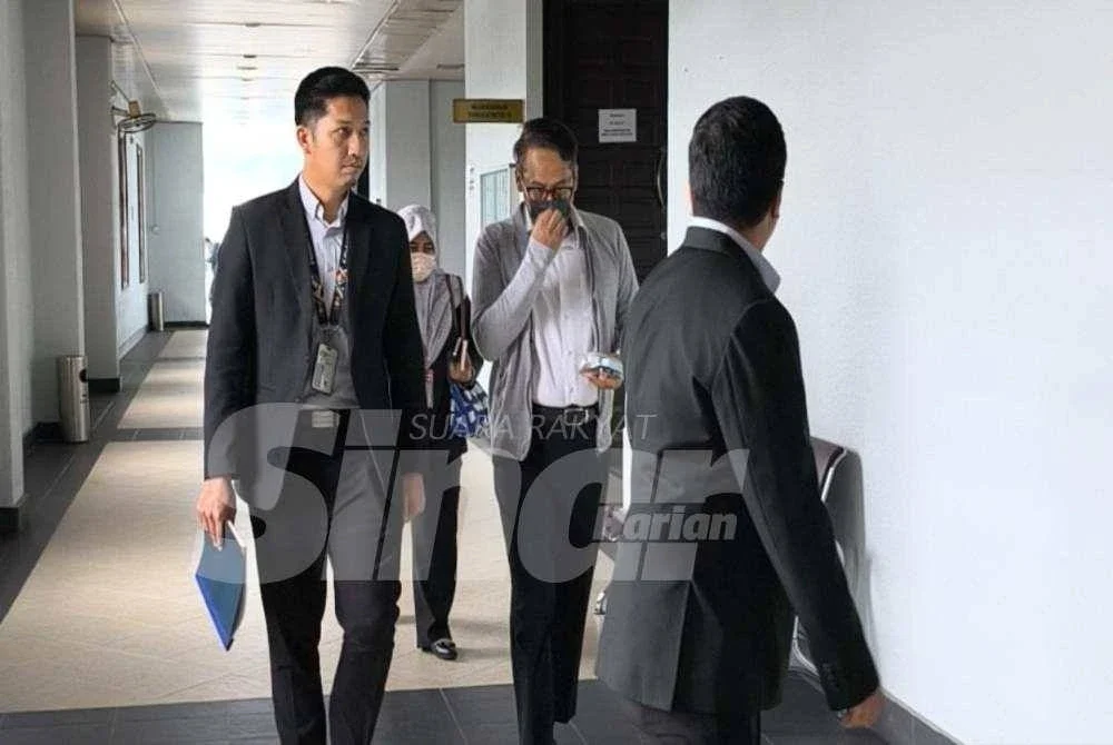Rosland (tengah) hadir ke Mahkamah Sesyen Kuala Lumpur pada Khamis bagi menghadapi pertuduhan kes pernyataan palsu kepada Bursa Malaysia, lima tahun lalu.