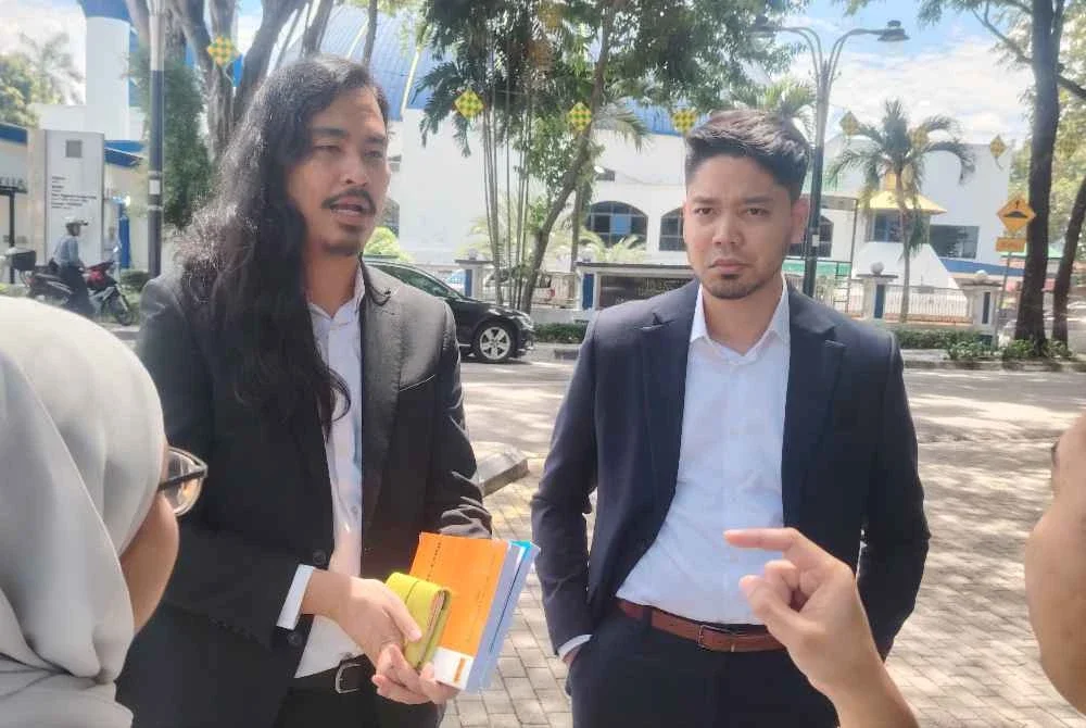 Zaid yang mewakili dua individu berhubung dakwaan kes jatuhkan kerajaan ditemui pemberita di hadapan Bukit Aman di sini pada Khamis.