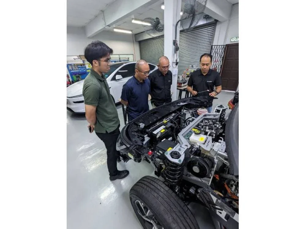 Ts. Fikri sedang menerangkan berkenaan komponen voltan tinggi dalam BYD Atto 3 kepada para pelajar yang mengambil kursus berkenaan.