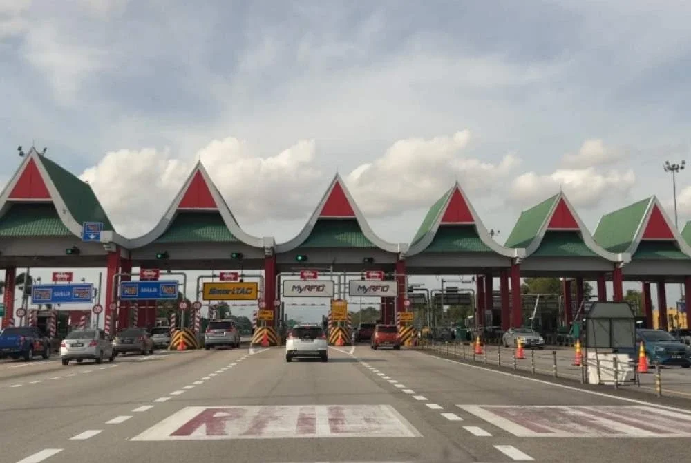 Sistem pembayaran tol terbuka menggunakan teknologi ANPR di Plaza Tol Sungai Dua.