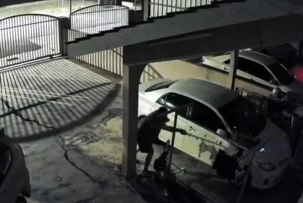 Tangkap layar video tular memaparkan seorang lelaki mencuri pakaian dalam wanita