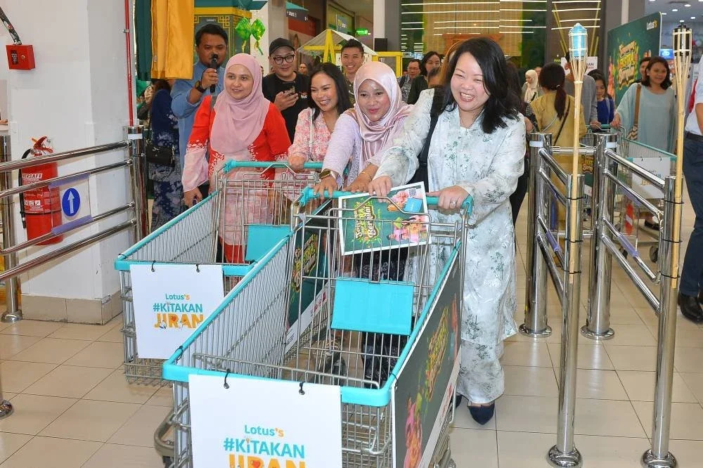 Suasana sekitar Majlis Pelancaran Kempen RamRaya 2026 Lotus’s yang menghimpunkan rakan pembekal, wakil komuniti dan pengunjung.