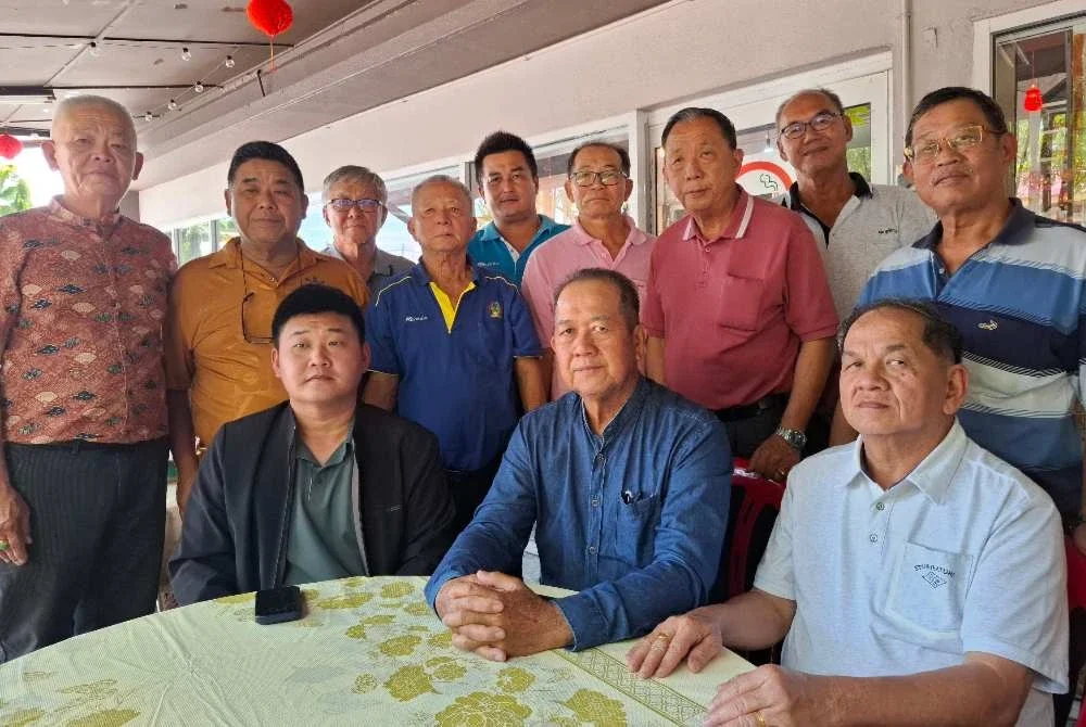 Chee Kiong (duduk,kiri) bersama barisan jawatankuasa Persekutuan Penanam Sayur-Sayuran Malaysia (PPSM) ketika ditemui pemberita pada Khamis.