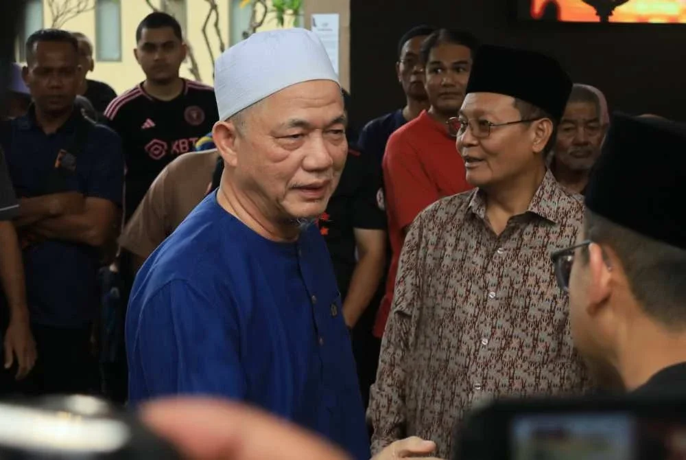 Fadillah beramah mesra dengan sebahagian tetamu yang hadir pada Majlis Berbuka Puasa Bersama Sahabat Istimewa IWK di IWK Eco Park Pantai Dalam pada Khamis. Foto Bernama