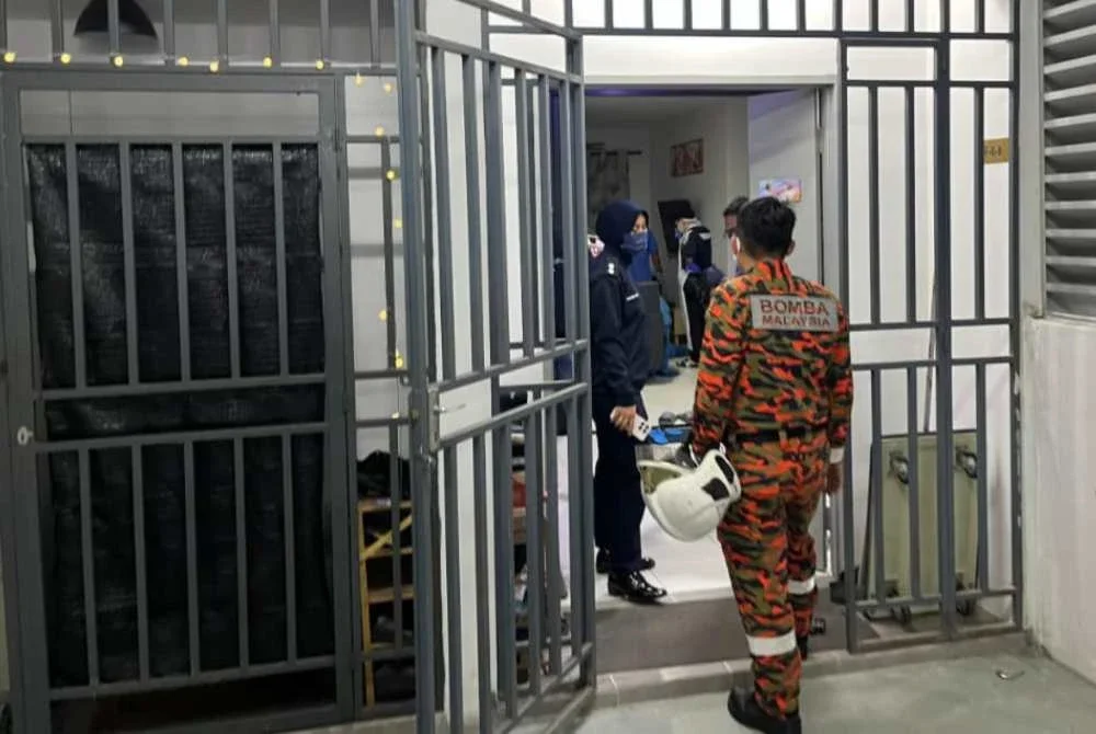 Pasukan bomba terpaksa melakukan operasi membuka pintu jeriji besi sebuah unit apatmen sebelum menemui mayat lelaki di ruang tamu dalam kejadian di Kinarut, Papar.
