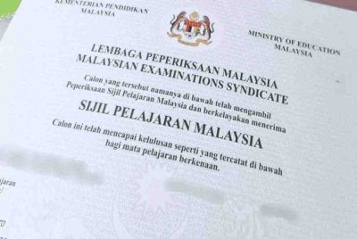 Pengumuman keputusan SPM tahun ini yang dijadualkan selepas Aidilfitri, menimbulkan pelbagai reaksi daripada pelajar dan keluarga. Gambar hiasan 