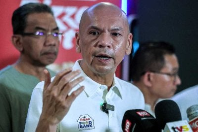 Armizan bercakap pada sidang akhbar Majlis Pengumuman Skim Harga Maksimum Musim Perayaan (SHMMP) Hari Raya Puasa dan Program Jualan Rahmah Madani (PJRM) Aidilfitri di sebuah hotel malam ini. - Foto: Bernama