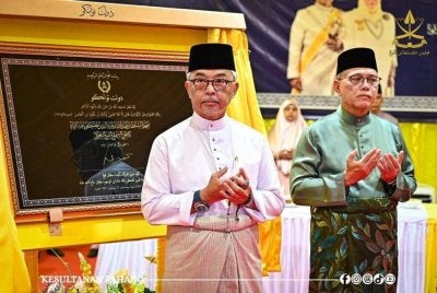 Al-Sultan Abdullah berkenan berangkat memasyhurkan Masjid Kampung Simpang Tebing Tinggi sebagai Masjid Al-Sultan Abdullah Ri'ayatuddin Al-Mustafa Billah Shah,Kampung Simpang Tebing Tinggi, Jerantut. 