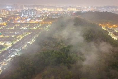 Operasi awal mendapati kebakaran melibatkan kawasan hutan bukit dengan anggaran keluasan kira-kira tiga ekar.