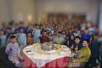 Saiful Zaini (tengah) bersama penghuni Rumah Kanak-Kanak Tengku Ampuan Fatimah dan pengamal media negeri Pahang pada majlis berbuka puasa di sebuah hotel di sini pada Rabu. Foto Sinar Harian.