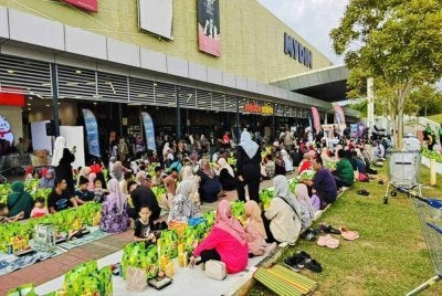 Suasana sekitar Dataran Mydin Jengka menjadi tumpuan orang ramai ul yang datang untuk bersama memeriahkan Program Jelajah Iftar Sinar Mydin 2026 pada Rabu.