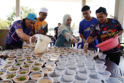 Timbalan Presiden Pembangunan Mahasiswa dan Gaya Hidup Kampus UniKL, Profesor Ts Dr Zalizah Awang Long bersama mahasiswa dan warga UniKL menyediakan bubur lambuk.