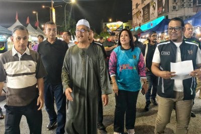 Masri(tengah) meninjau operasi perniagaan di Bazar Aidilfitri Dataran Senawang.