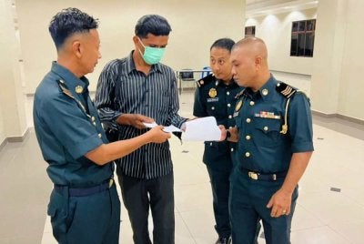 Lelaki warga tempatan ketika dibawa ke Mahkamah Sesyen Kuantan untuk dituduh atas kesalahan membuang putung rokok di kawasan awam. FOTO SWCORP PAHANG