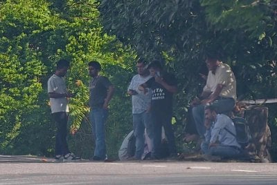 Warga Bangladesh menunggu giliran membuat permohonan pulang secara sukarela tanpa pendakwaan menerusi PRM 2.0 di Pejabat JIM Senawang