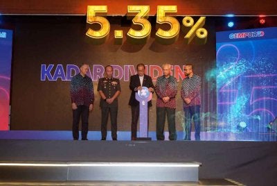 Menteri Pertahanan, Datuk Seri Mohamed Khaled Nordin (tengah) bersama barisan tetamu kehormat ketika Majlis Pengumuman Dividen LTAT 2025 di Royale Chulan, Kuala Lumpur pada Khamis