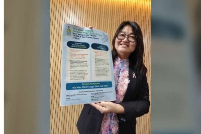 Siew Khim menunjukkan risalah mengenai pemberian insentif kerajaan negeri bagi pengusaha TTPJ.