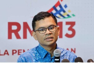 Akmal Nasrullah bercakap pada sidang media selepas menyempurnakan Majlis Perasmian Sistem MyRMK di Pusat Konvensyen Antarabangsa Putrajaya pada Khamis. Foto Bernama