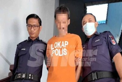 Suspek kes tikam rakan kerana telefon bimbit dibawa ke Mahkamah Majistret Ayer Keroh pada Khamis untuk permohonan reman.