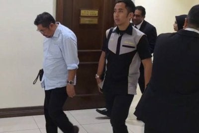 Tertuduh (hadapan) ketika hadir di Mahkamah Sesyen Kota Kinabalu.