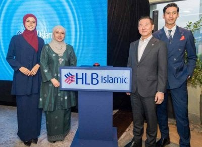 Kevin Lam (dua dari kanan) dan Dafinah (dua dari kiri) melancarkan identiti baharu HLB Islamic serta memperkenalkan Hayat @ HLB Islamic, proposisi baharu bank yang berteraskan pengurusan harta.