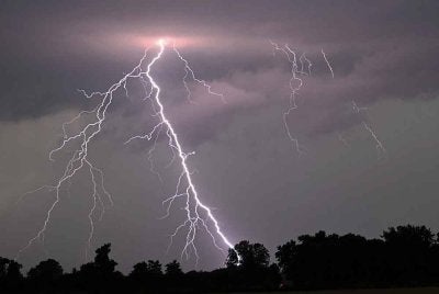 Ribut petir, hujan lebat dan angin kencang dijangka melanda Pahang, Johor dan Sarawak hingga 4 petang Khamis. Foto hiasan