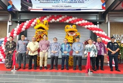 Barisan pengurusan dan tetamu bergambar semasa sesi perasmian.
Foto: SINAR HARIAN/ADILA SHARINNI WAHID