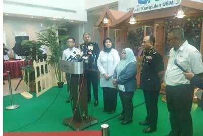 Nik Airina (empat kanan) semasa menghadiri sidang media di Persada PLUS di sini pada Khamis.
