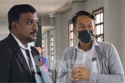 Rosland (kanan) berbincang dengan peguamnya di Mahkamah Sesyen Kuala Lumpur pada Khamis bagi menghadapi pertuduhan kes pernyataan palsu kepada Bursa Malaysia, lima tahun lalu.