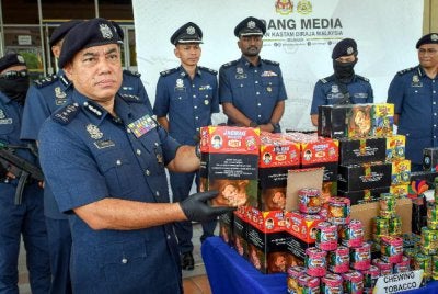 Mohamad Azhar (kiri) menunjukkan barang rampasan ketika sidang media di Pejabat Kastam Palabuhan Utara, Pelabuhan Klang pada Khamis. Foto Bernama