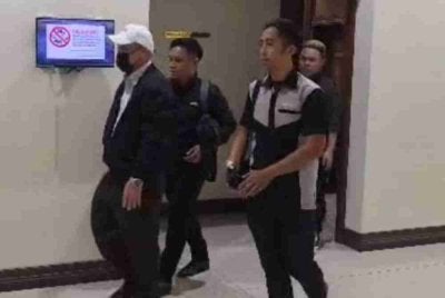 Kei Yue (depan) didakwa bersubahat dengan pelbagai penjawat awam dengan menerima barang berharga tanpa balasan di Mahkamah Sesyen Kota Kinabalu pada Khamis.