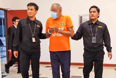 Seorang pengarah syarikat direman lima hari untuk siasatan berkaitan isu penyelewengan tanah milik bekas pekerja ladang di Hulu Selangor. Foto SPRM