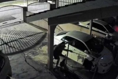 Tangkap layar video tular memaparkan seorang lelaki mencuri pakaian dalam wanita