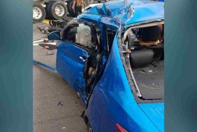 Gambar tular menunjukkan kenderaan yang terlibat kemalangan di Jalan Bunga Kertas, Bukit Sentosa, Hulu Selangor pada Khamis.