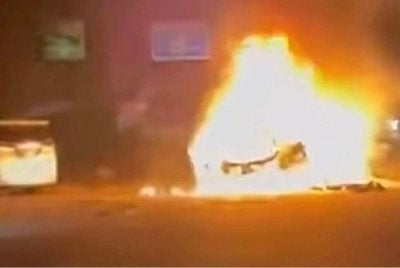 Foto tular selepas kereta Peugeot berkenaan didapati terbakar 100 peratus.
