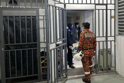 Pasukan bomba terpaksa melakukan operasi membuka pintu jeriji besi sebuah unit apatmen sebelum menemui mayat lelaki di ruang tamu dalam kejadian di Kinarut, Papar.