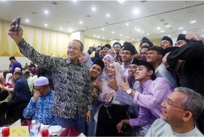 Ahmad Samsuri merakam swafoto bersama tetamu sempena Majlis Apresiasi dan Iftar Perdana Persatuan Mahasiswa Anak Terengganu Kebangsaan (Permata) anjuran Yayasan Terengganu pada Khamis.
