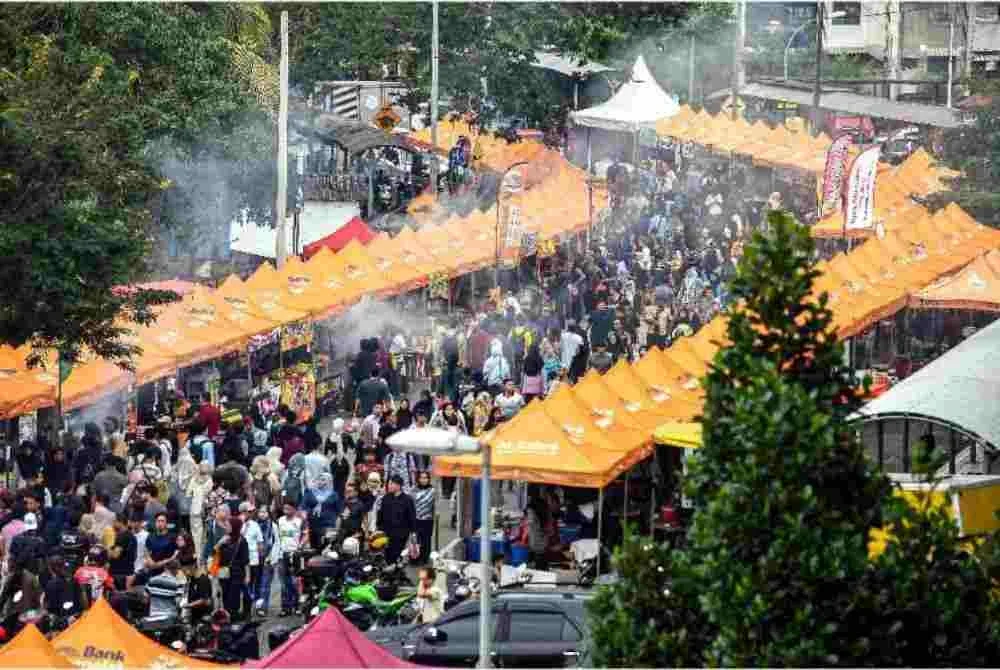 Bazar Ramadan di negara ini tidak pernah menjadi ruang eksklusif kepada satu kaum sahaja. Orang Melayu, Cina, India dan pelbagai komuniti lain turun menikmati suasana sama. Foto fail Bernama