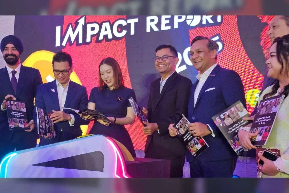Akmal Nasrullah (tiga dari kanan) melancarkan laporan Impak Sosioekonomi TikTok Malaysia 2025 di Kuala Lumpur.