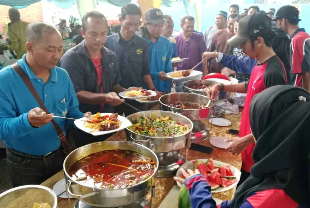 Pekerja pembersihan dan pemandu lori sebenarnya adalah wira yang sering tidak kelihatan, namun jasa mereka amat besar dalam memastikan kesejahteraan masyarakat.