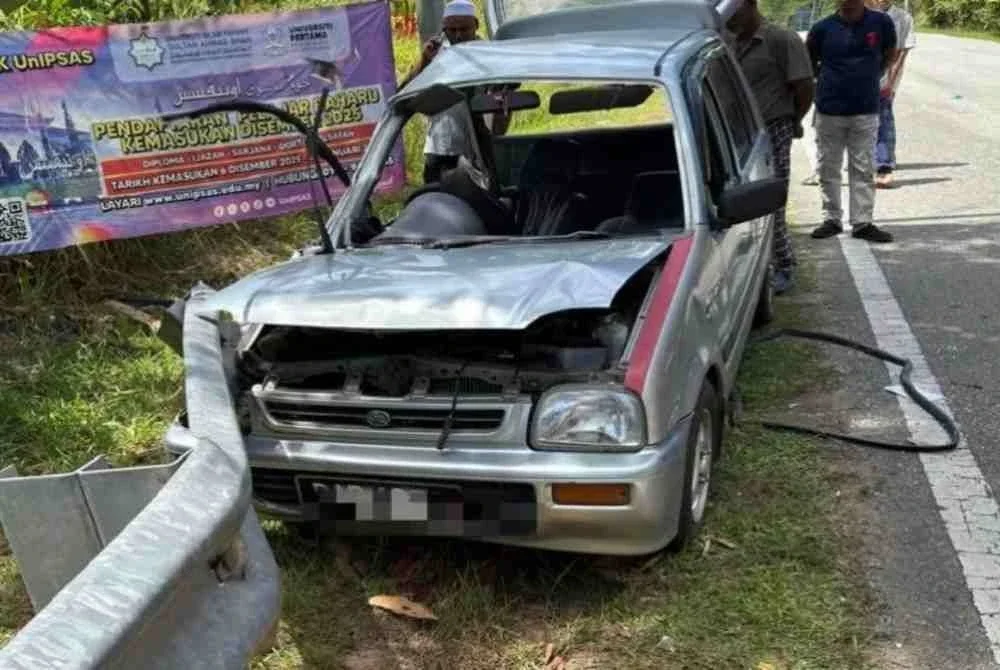 Keadaan kereta dipandu mangsa selepas terlibat dalam kemalangan dengan sebuah bas ekspres di Jalan Lipis-Merapoh pada Khamis.