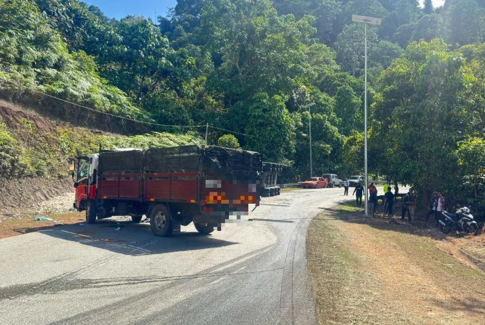 Lokasi kemalangan di KM 18, Jalan Lipis-Jerantut berhampiran Kampung Lentang pada Khamis. Foto: PDRM