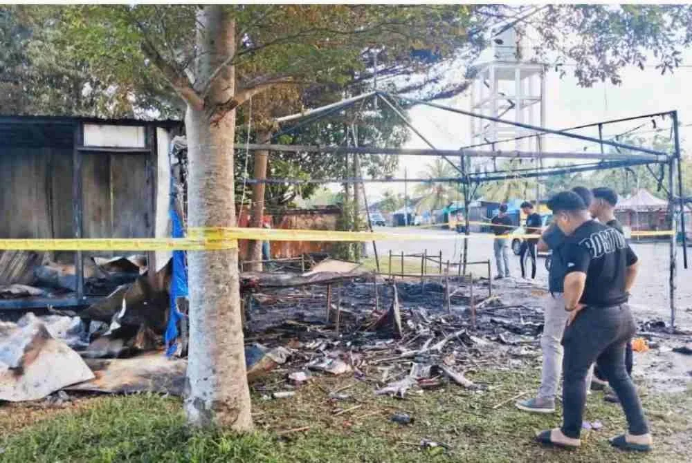 Keadaan kabin simpanan dan kanopi jualan mercun yang terbakar dalam kejadian awal pagi Jumaat.