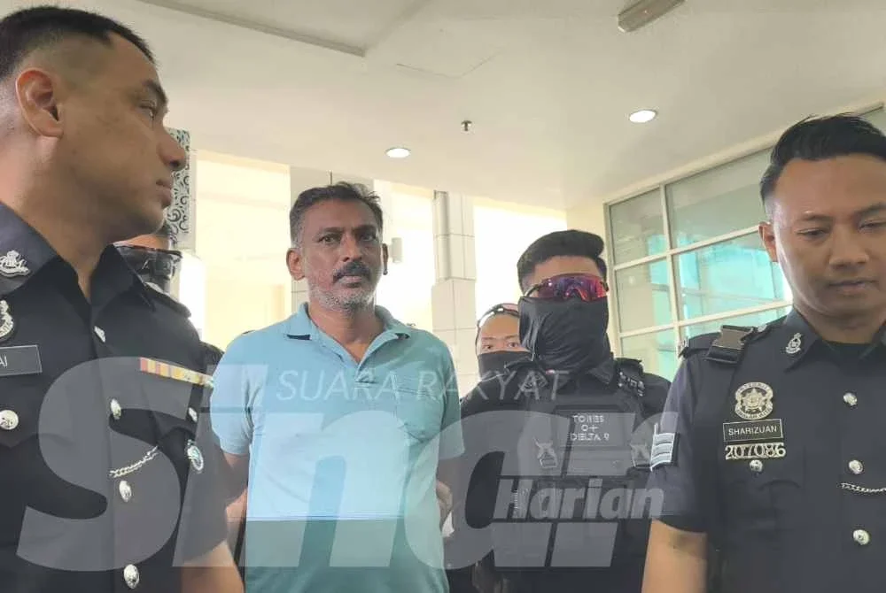 Tiada pengakuan direkodkan daripada tertuduh yang memakai kemeja-T berkolar hijau kerana kes bunuh berada di bawah bidang kuasa Mahkamah Tinggi.