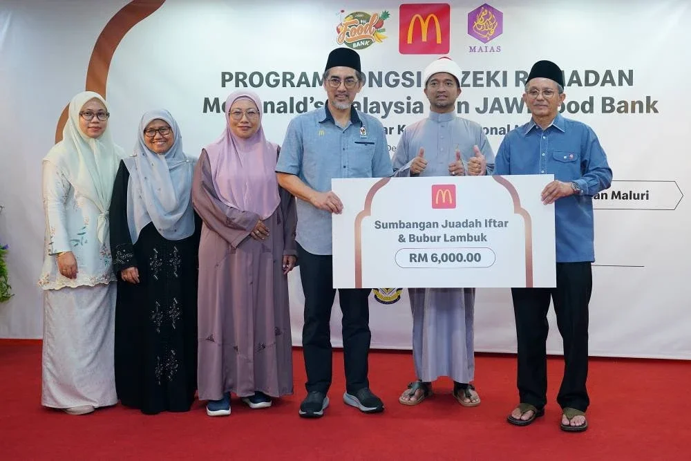 Azhar (tiga dari kanan) menyampaikan sumbangan Juadah Iftar & Bubur Lambuk berjumlah RM6,000 kepada wakil masjid (kanan) dan disaksikan Ahmad Fawwaz (dua dari kanan).