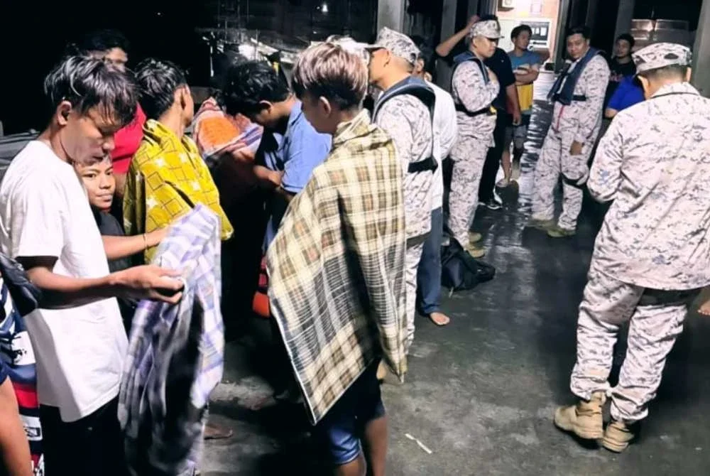 Kesemua 13 kru bot kargo yang diselamatkan dibawa ke Jeti Awam Penyabong. Foto Maritim Malaysia