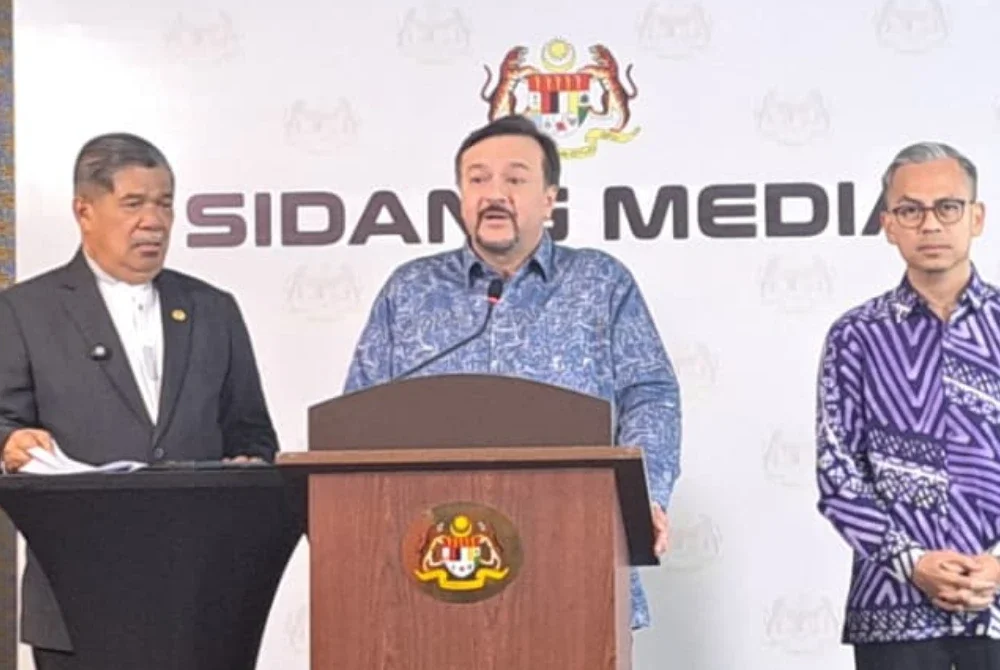 Amir Hamzah (tengah) pada sidang akhbar sempena Mesyuarat Khas Jemaah Menteri di sini pada Jumaat.