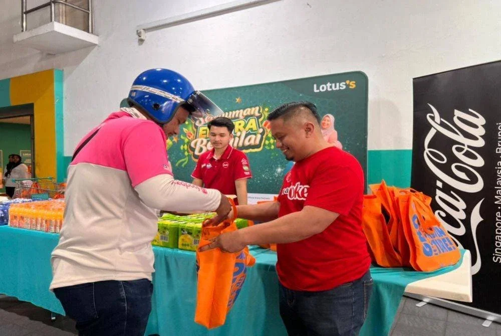 Wakil The Coca-Cola Company di Malaysia mengagihkan bakul makanan kepada penghantar makanan sebagai tanda penghargaan atas sumbangan mereka kepada masyarakat sempena inisiatif Ramadan syarikat itu.