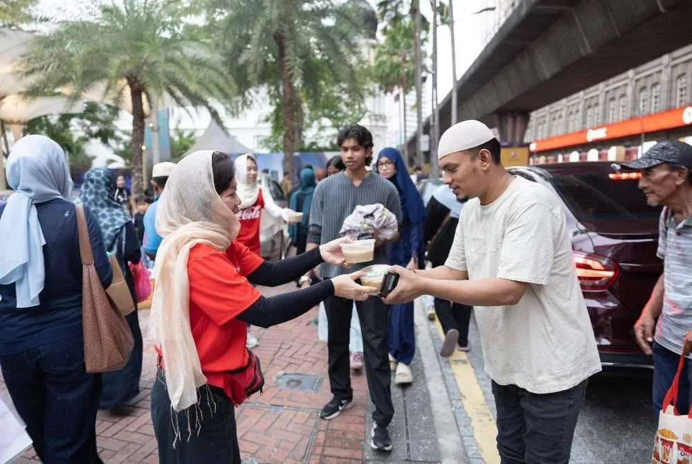 Wakil The Coca-Cola Company di Malaysia bersama rakan strategik mengagihkan bakul makanan kepada komuniti memerlukan sempena kempen Ramadan bertemakan “Rezeki Dikongsi, Berkah Diperolehi.”